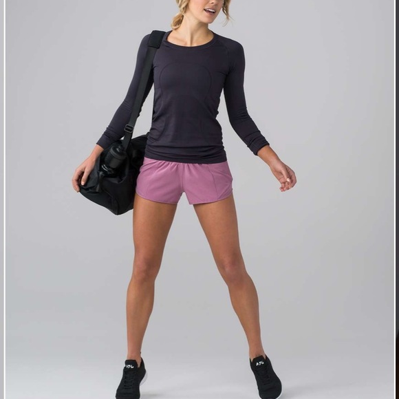 RARE!!  Lululemon Hotty Hot Short II 2.5" Velvet Dust Size 4 - Picture 5 of 6